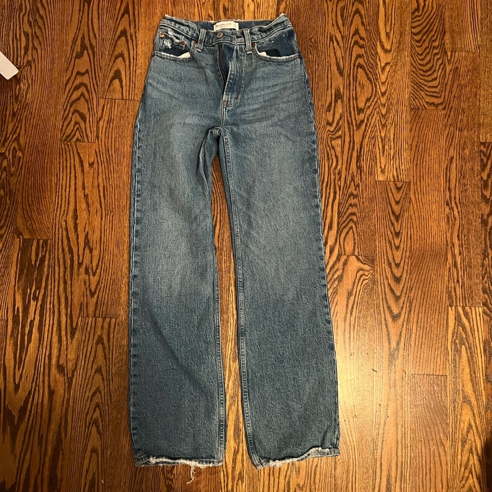 Abercrombie 90s high rise relaxed jean size 24